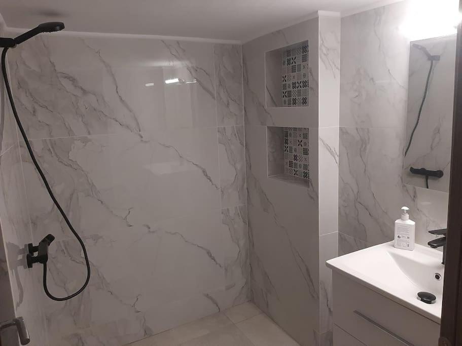 Appartamento Modern Apartmen In Athina Atene Esterno foto